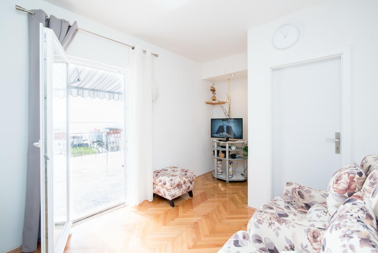 Apartment Seventh Heaven โปดสตรานา ภายนอก รูปภาพ