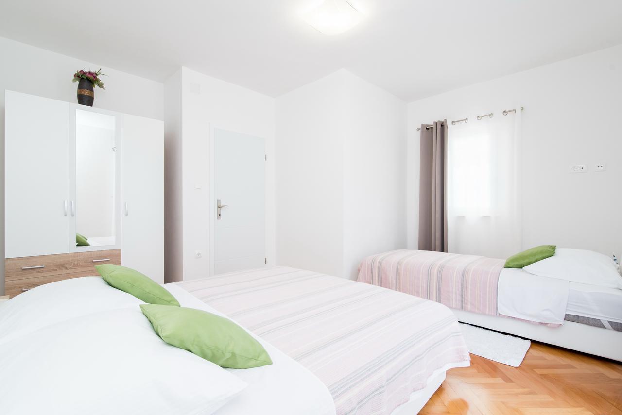 Apartment Seventh Heaven โปดสตรานา ภายนอก รูปภาพ